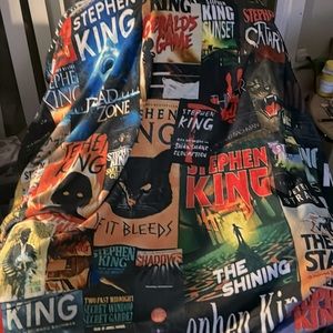 Stephen King collection includes Stephen King throw